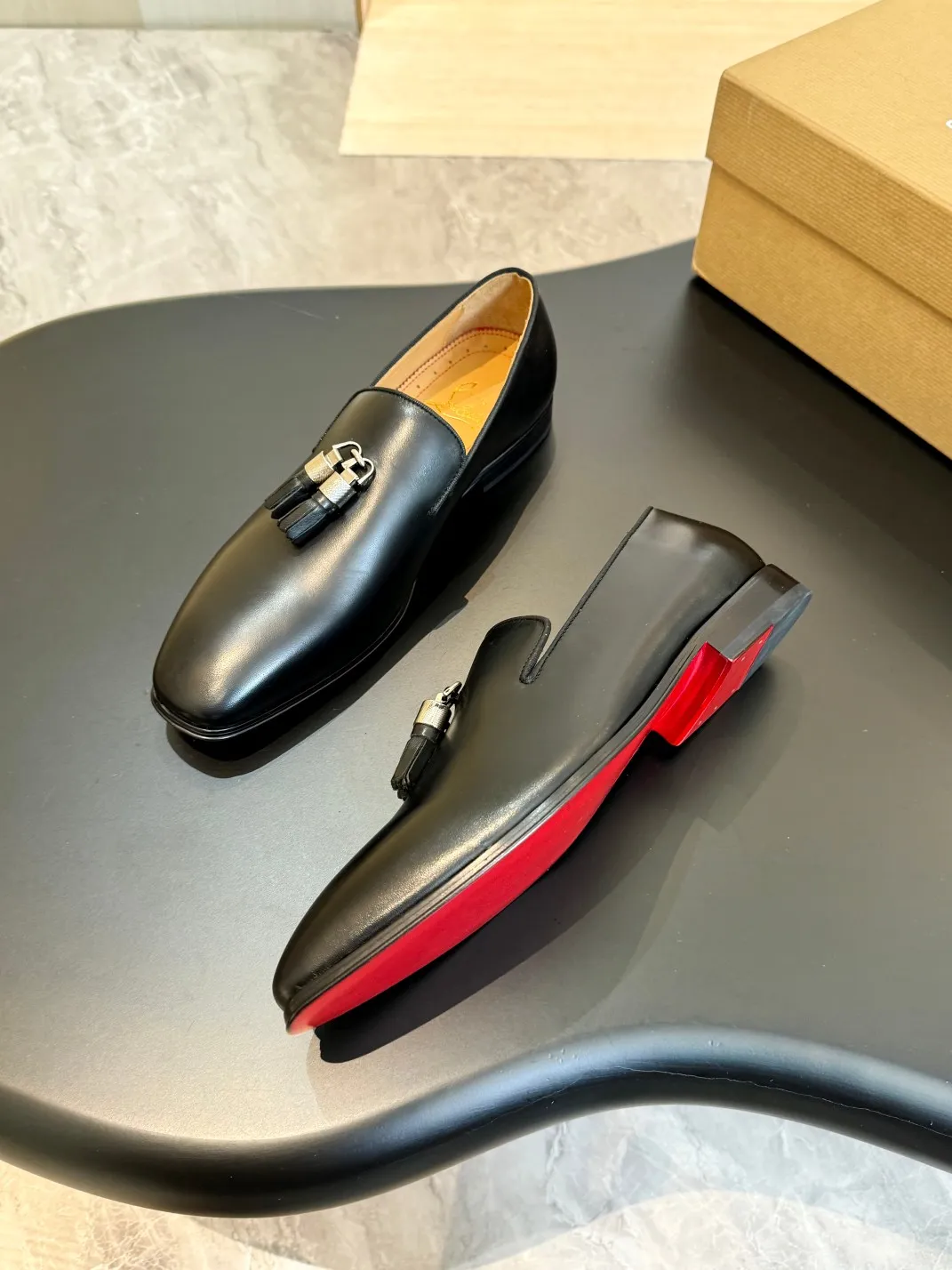 💰960 Christia*.Loubouti* high-end men's business formal leather shoes, original genuine cowhide red sole, imported Italian cowhide outsole, first-layer cowhide, water-dyed cowhide lining, high-end luxury. Size: 39-44 (customized at 38.45.46)✅